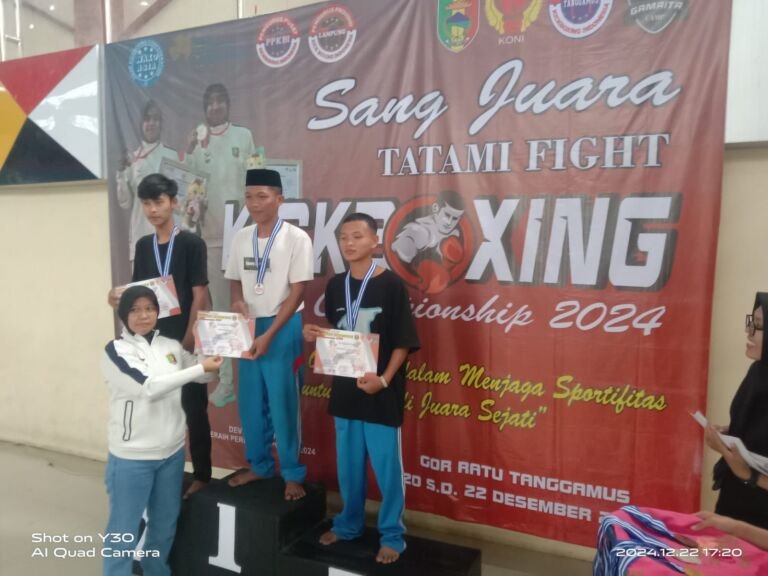 Ketua KBI Tanggamus, Ristika Trianita memberikan Piala dan piagam kepada atlet Kick boxing. Foto IST